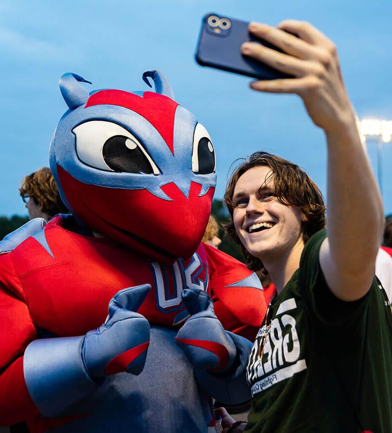 Student gets selfie with Buzzy mascot